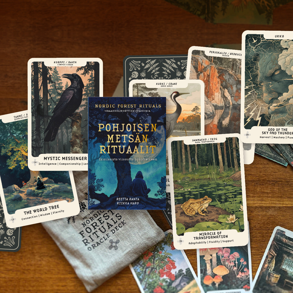 Nordic Forest Rituals Oraakkelikortit (Designer Edition) – 49 korttia, painettu suomenkielinen opaskirja ja pellavapussi